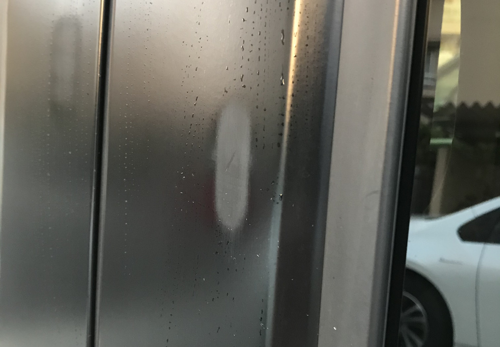 センターピラー？の傷が気になり、細目のコンパウンドで磨いたら白く色