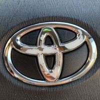 車のハンドルのエンブレムがこのようにメッキ塗装 が剥がれてきたな Yahoo 知恵袋