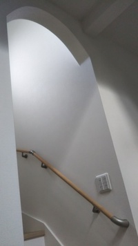 リビング階段から降りてくる風が冷たく寒いのでロールスクリーンを設置したいと思っています。 この形状の壁にどう取り付けたら良いでしょうか。
R垂れ壁にしてしまったことで悩んでいます。。。

1.垂れ壁の真下に取り付ける(Rの半径の位置になるので見栄え悪い)
2.垂れ壁の後ろ、階段側に取り付ける。(手すりが邪魔で真っ直ぐスクリーンを降ろせない)
3.リビング側に取り付ける。
4.それ以外？

つ...