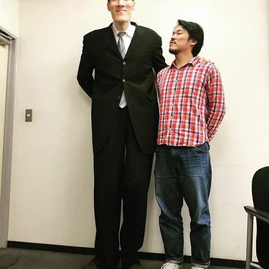 岡山恭崇氏の身長は230cmなので 右の男性も0 5cmぐらいはある Yahoo 知恵袋