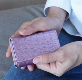 このキーケースどうでしょう 23歳の彼女にクリスマスプレゼントで贈る予 Yahoo 知恵袋