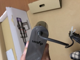 ダイソンの掃除機を購入したのですが付属品の充電器のこれは初期不良で Yahoo 知恵袋