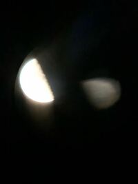 望遠鏡初心者です。ラプトル６０を購入、目ではとても綺麗に月のクレーターが見えているのに、写真を撮ると、光がへんに入ってぼやけてしまいます。スマホのクリップは買って使っています。三日月は綺麗に撮れました 。大きくなるにつれ、写真を撮るとぼやけます。
どうすれば綺麗に撮れますか？月の横にへんな光も入ります。