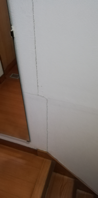 賃貸に25年以上住んでいます 壁紙に亀裂 が入ってます 床も剥が Yahoo 知恵袋