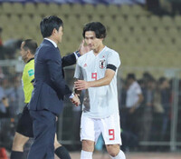 声の低い女の人が女性ホルモンを摂取したら声は高くなるんですか Yahoo 知恵袋