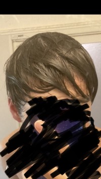 高1男子です。
この頭って明らかに毛量少ないですよね？
慰めとかいらないので素直な感想を下さい。 
