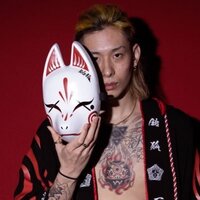 candyfoxx(元レペゼン地球)がMVで被っているこの狐面はオーダーメイ