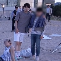 このジョンウが肩組んでる人って女性ですか 男性ですか どっちに見え Yahoo 知恵袋