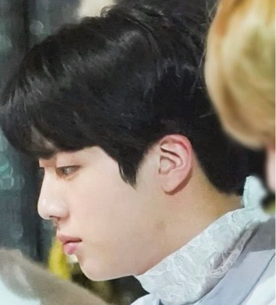 Btsのジンくんの頬には生まれつきの薄いアザがありますか この写真はそうです Yahoo 知恵袋