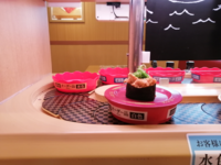 女一人で 回転寿司で昼食って恥ずかしいですよね 会社の営業の女性が一人で行く Yahoo 知恵袋