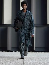 メンズコートに詳しいに質問です こういった腰に帯のように巻いてバス Yahoo 知恵袋