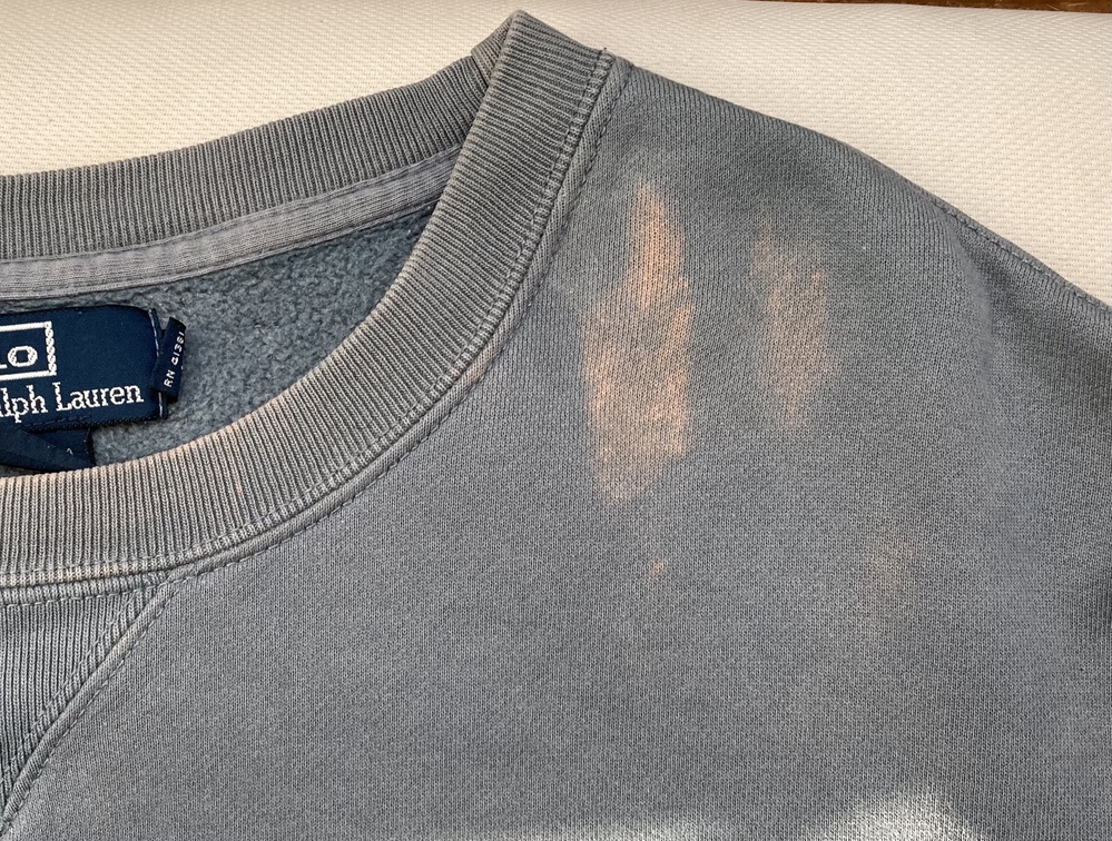 洗濯したら服の色が一部分だけ抜けていました…涙 - これはなぜでしょ 