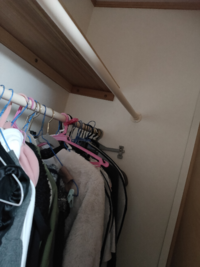 めっちゃ汚くて申し訳ないです クローゼットなのですが手前のポールには Yahoo 知恵袋