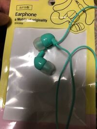百均でイヤホン買ったんですけどこのイヤホンって通話できるようにマイク付いてま Yahoo 知恵袋