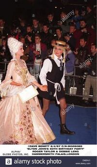 Queenのロジャーは女装癖があるのではないでしょうか またはかな Yahoo 知恵袋