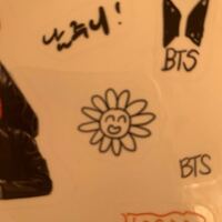 Btsのmapofthesoul7のこのステッカーは誰がどれを書いたのかわかる Yahoo 知恵袋