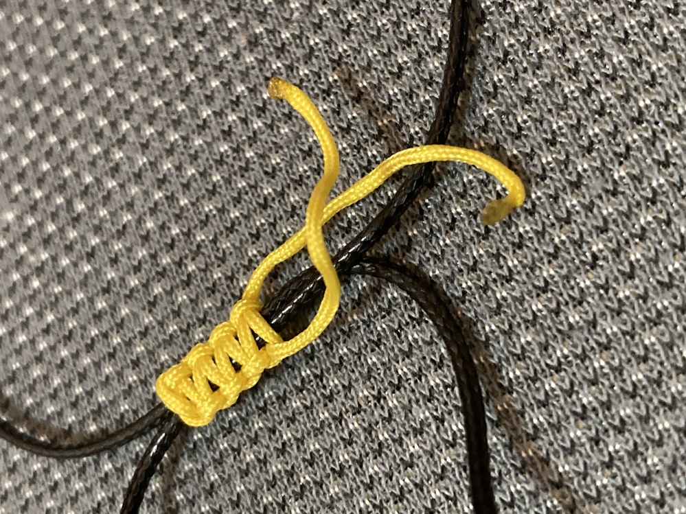 このサルーテのネックレスの黄色い紐が解けてしまいました 結び方が分からないの Yahoo 知恵袋