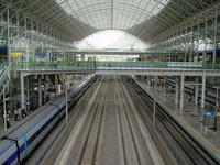 海外の鉄道は 屋根が高い駅が一般的なのに 何で日本はそういう駅を作らないの Yahoo 知恵袋