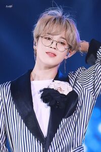 この画像の時のジミンさんは何歳ぐらいでしょうか 今より多少顔がふっくらして見 Yahoo 知恵袋