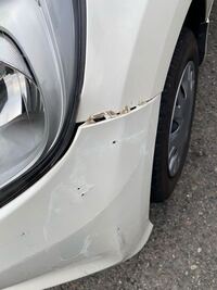 車を電柱にぶつけてしまいました よく見るとバンパー部分がこの Yahoo 知恵袋