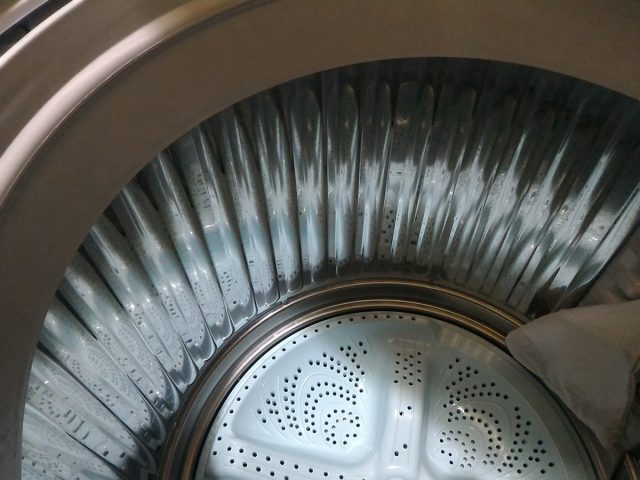 洗濯機の脱水穴？部分にパーカーの金属のヒモがひっかかって