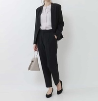 新卒入社式のスーツ画像のようなノーカラーのジャケット ブラウスでも Yahoo 知恵袋