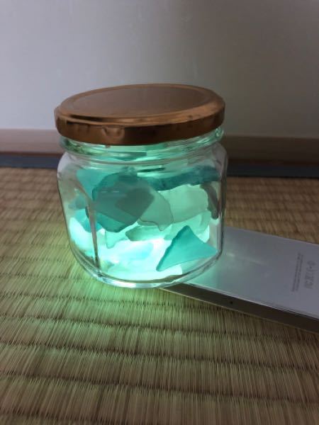 先日海で拾ったシーグラスを瓶に入れて下から光をあてたらとてもキレイ