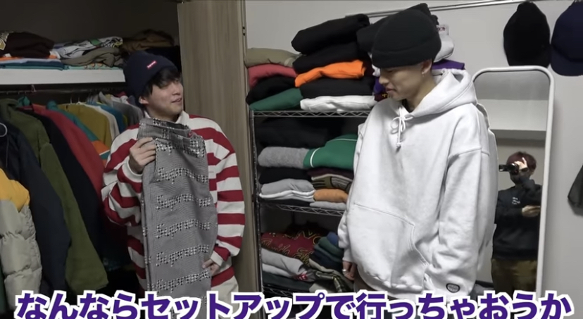 コムドットのゆうた君が使用している 後ろの服を置いている棚はなんと Yahoo 知恵袋