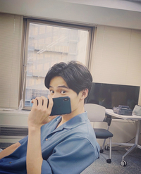 岡田健史さんが使ってるスマホケースは何色ですか 黒ですか 深緑です Yahoo 知恵袋