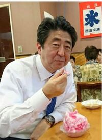 男女関係なく肘をつきながら食事してるのを見ると不快になるんですけど 私だけで Yahoo 知恵袋