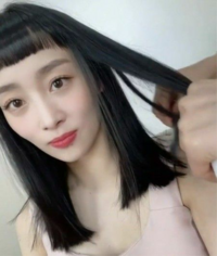 ソウルの街を歩くと 下の女性のような 前髪を真っ直ぐに切ったヘアースタイルを Yahoo 知恵袋