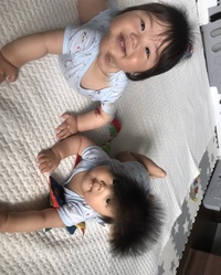 こちらは心霊写真でしょうか。
写っているものは子供達本人のものですが、頭で大きさが違う顔、髪型が写っています。 iPhoneで撮っているのですが、どうしたらこのようになるのでしょうか。
縦横が上手く変更できず、見辛くすいません。
