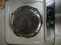 電気コンロの汚れ取れないです。 今まで掃除を疎かにしたせいかコンロ回りの黒い汚れがとれません。
重曹やマジックリンを使ってやってみたのですが全体の半分は効果がなく取れません。

敷金なしの賃貸アパート1部屋です。
もし現状回復できず、取り替える場合はいくらかかるのでしょうか？

電気コンロの汚れの落とし方
電気コンロ取替 費用
おすすめのサイトがあればリンクお願いしたいです。