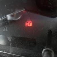 車のエンジンを切っても ガソリンメーター辺りに赤い点滅が現れます 何か警 Yahoo 知恵袋