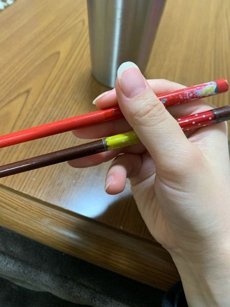 これって箸の持ち方違いますよね？ 薬指を茶色の橋の下に置くと橋が上手く固定できなくて……
