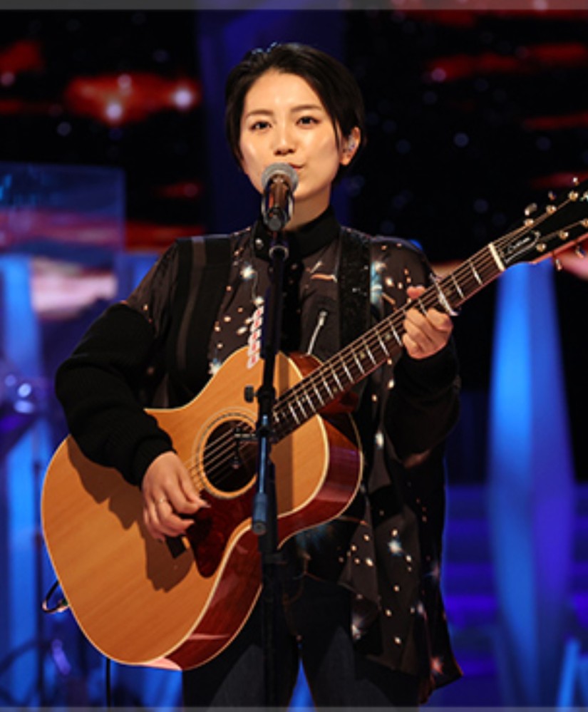 Miwaさんがテレビで使用していた 筆記体ギブソンロゴで カスタムのようです Yahoo 知恵袋