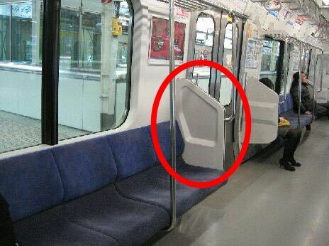 電車でいつも空いてればドア側の席が 好きなんですが横についてる板みたいの Yahoo 知恵袋