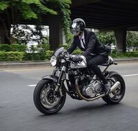 スーツ着てバイクに乗ってる人どう思いますか 自分はスタイルよ Yahoo 知恵袋