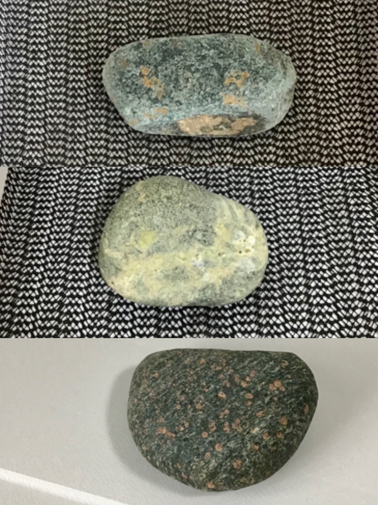 愛媛県の関川で拾った石なのですが名前が知りたいです。 - 一番上の石