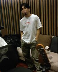 この写真でkinggnuの新井和輝さんが履いているパンツは何という Yahoo 知恵袋