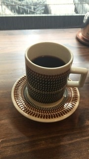 4年間に京都旅行で行ったカフェでみたコーヒーカップソーサーです。どうしても欲しいのですがGoogle画像検索でもわかりません。 ソーサーに窪みがあって、コーヒーカップがぴたりと収まります。これは茶色でしたが青もありました。どこのメーカーか、あるいはこのコーヒーカップのカフェをどなたかご存知ありませんか