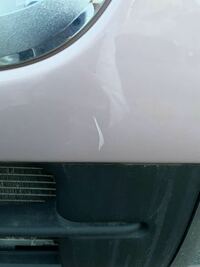 車の傷について 車のフロントバンパーにこのような縦の白い傷がつ Yahoo 知恵袋