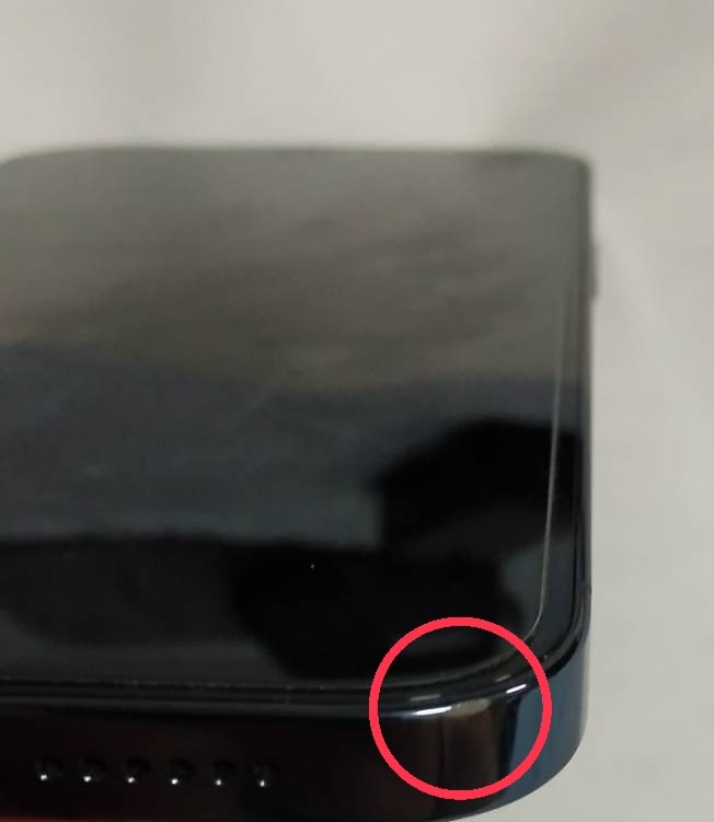 iPhone12ProMaxのパシフィックブルーです。このような傷 - Yahoo!知恵袋
