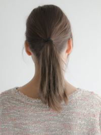 女の子の髪のよくある結び方で 後ろの下の方でまとめる髪型を何と呼ぶのでしょう Yahoo 知恵袋