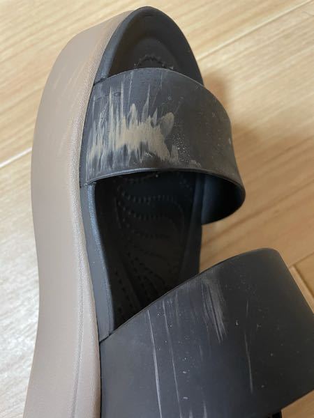 クロックスのサンダルなのですが 内側がこのように擦れた感じ になっ Yahoo 知恵袋