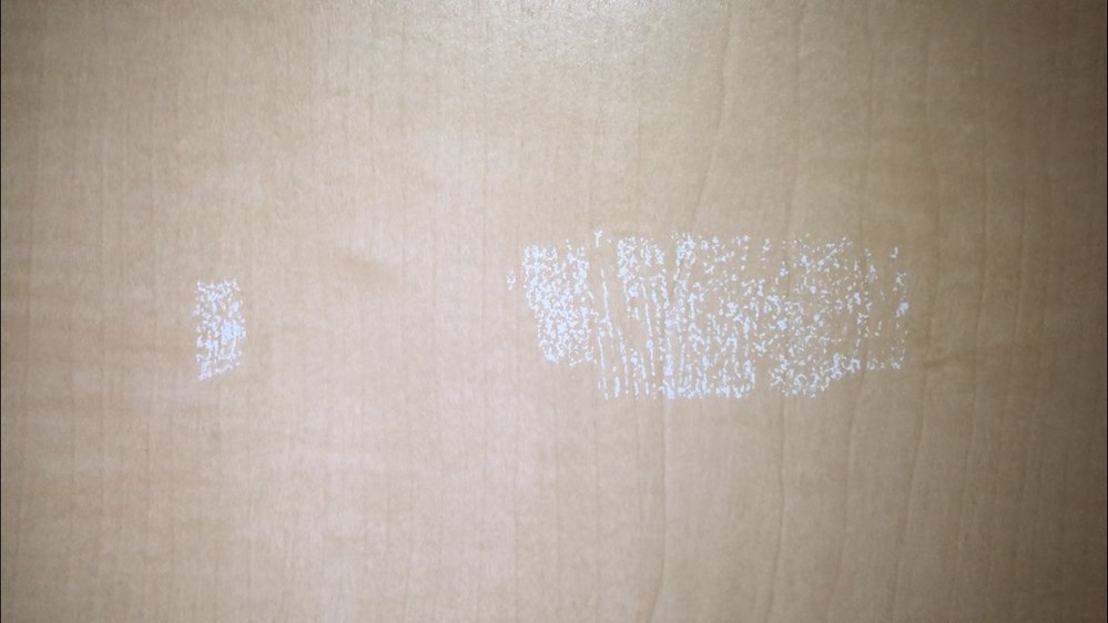 助けてください! - クローゼットの扉に貼られたシールを取ったら画 