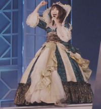 この水樹奈々が このドレス姿で転んで後ろにひっくり返ったらどうなる この画 Yahoo 知恵袋