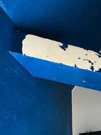 壁紙の塗装についての質問です。 中古住宅を購入し、前のオーナーさんがDIYで塗っていた壁の色を塗り直したいと思っています。

現在は、濃い青色です。
元々あった壁紙を剥がして自分で塗ったと言っていました。
漆喰のような？ものなのか、ペンキの詳しい種類は分かりかねます。

写真のように、近くで見ると少しだけ光沢のある青色です。
掃除していた時に、剥がれるのかな？と一部試してみたら
ペリペリと青...