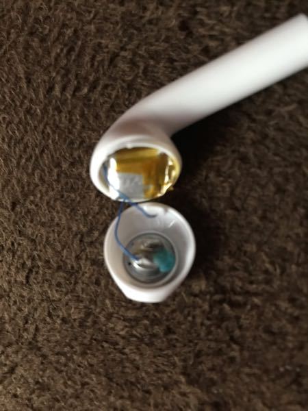 ワイヤレスイヤホンを落としたら、割れてこうなってしまいました