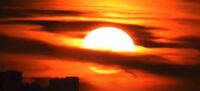 太陽が、地球からの距離的に見える見えないの不当な議論はもうええわ。 このように、太陽が地球上の雲より手前にある現象について説明してくれや。